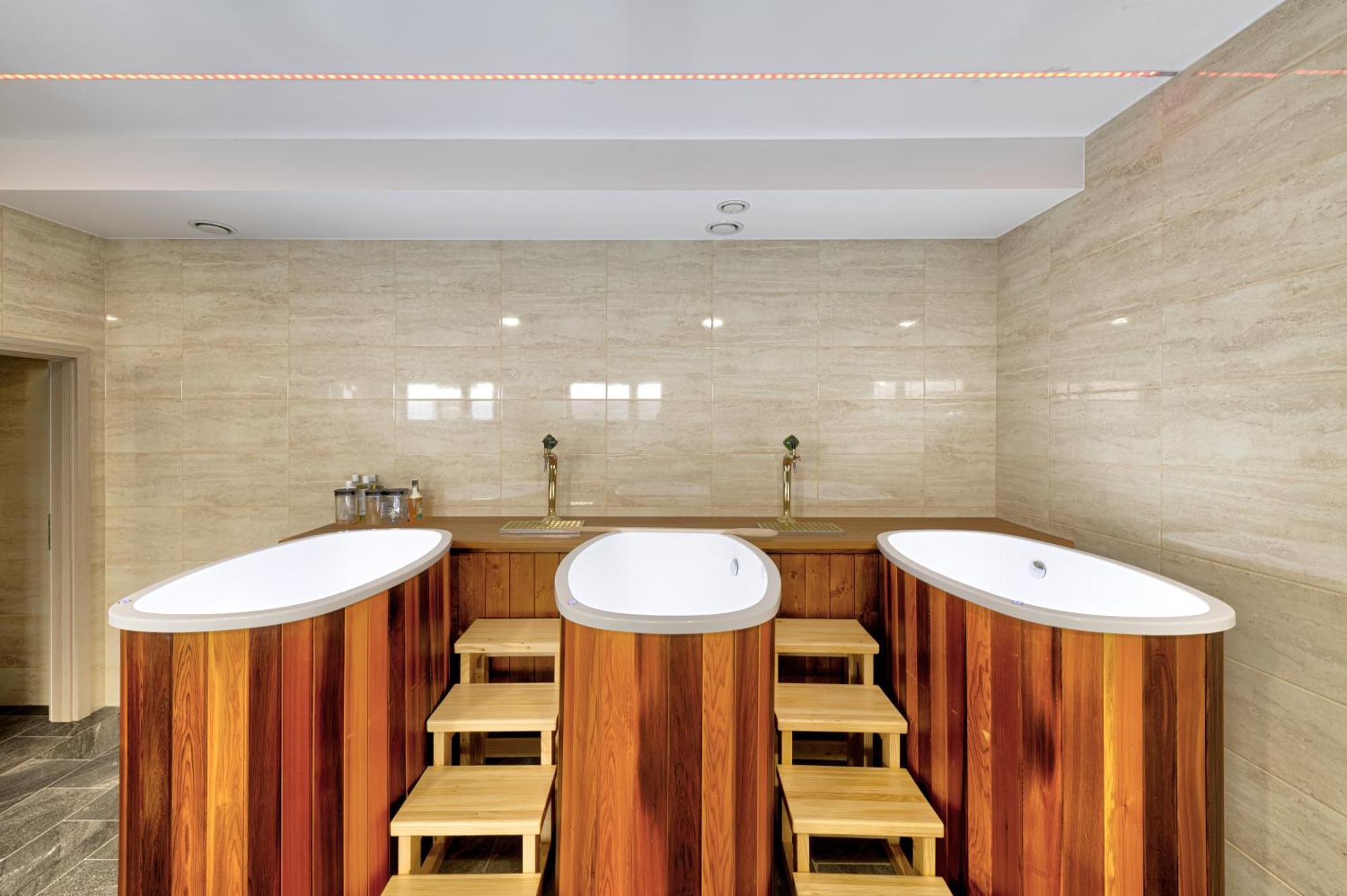 Medzilaborce Typton Hotel&Spa מראה חיצוני תמונה