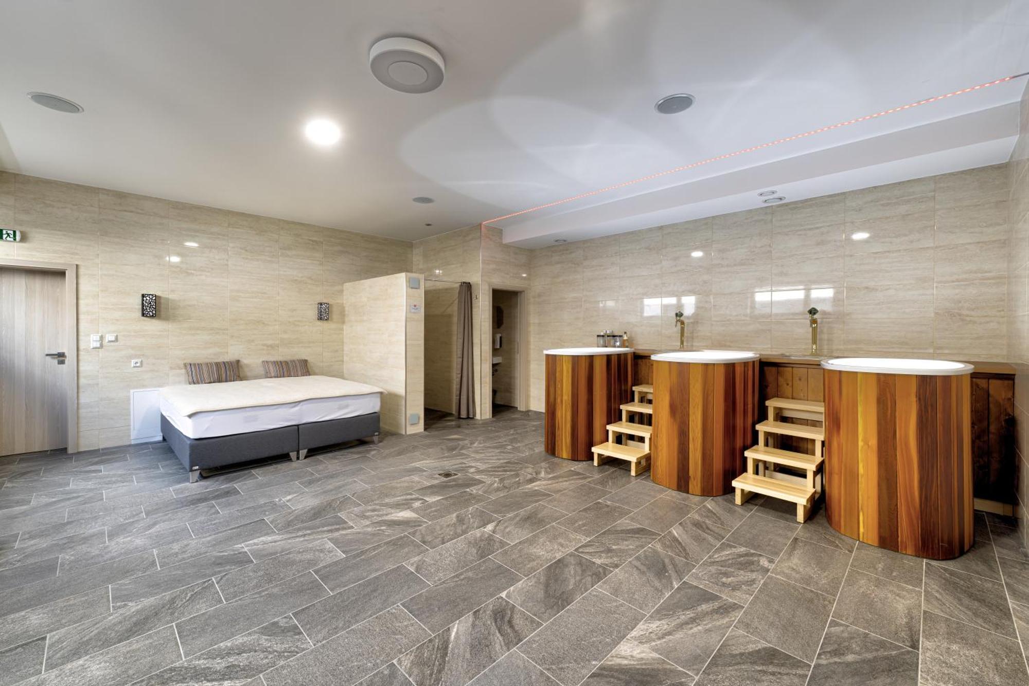 Medzilaborce Typton Hotel&Spa מראה חיצוני תמונה