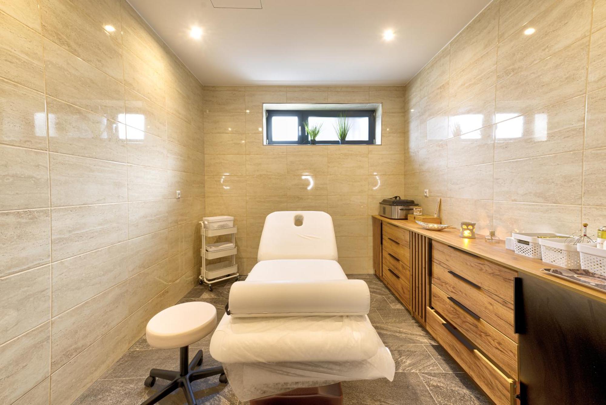 Medzilaborce Typton Hotel&Spa מראה חיצוני תמונה
