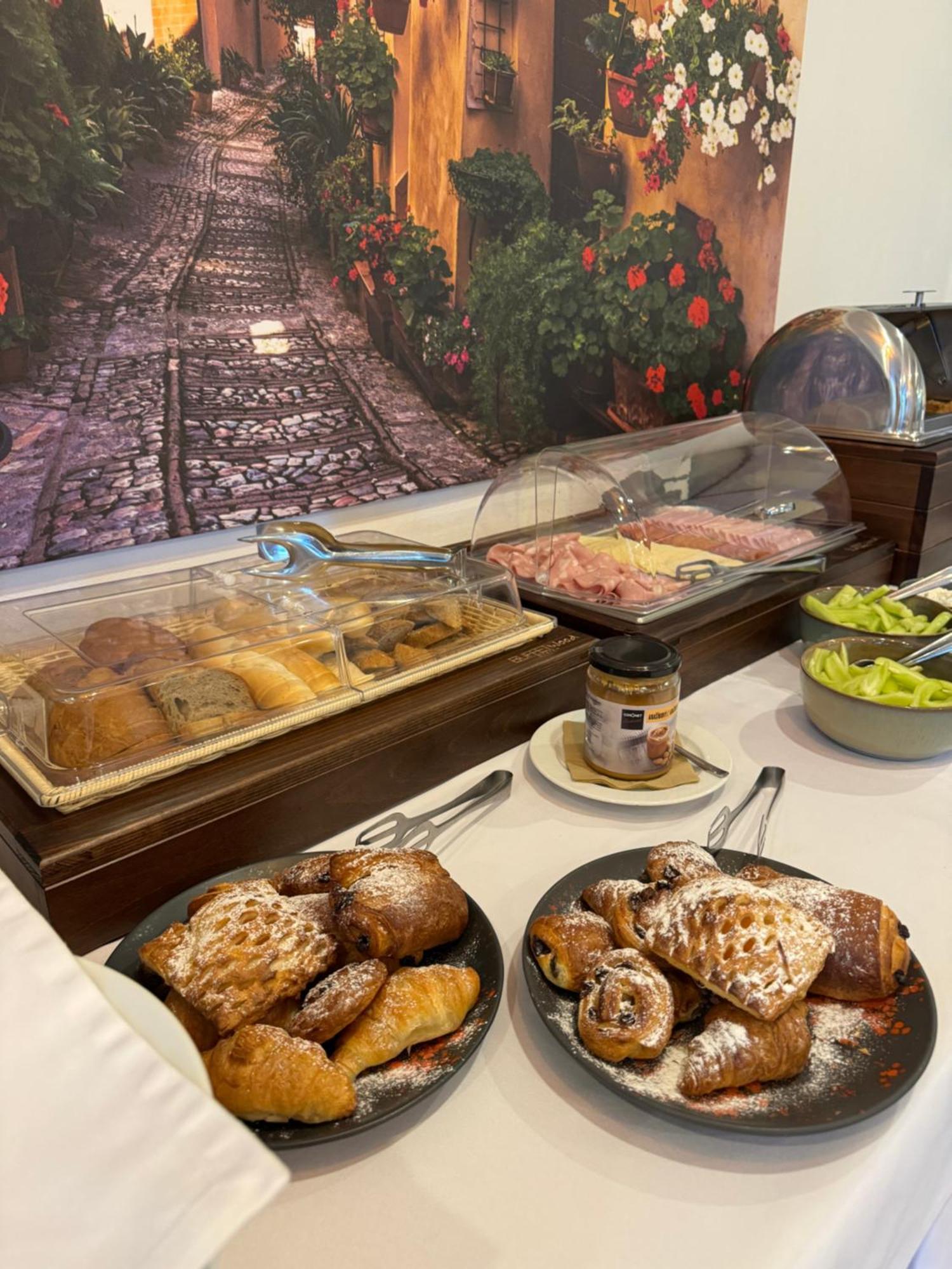 Medzilaborce Typton Hotel&Spa מראה חיצוני תמונה